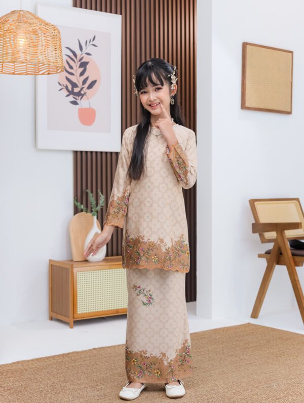 SET FAMILY KURUNG SURI NUDE BROWN - Image 3